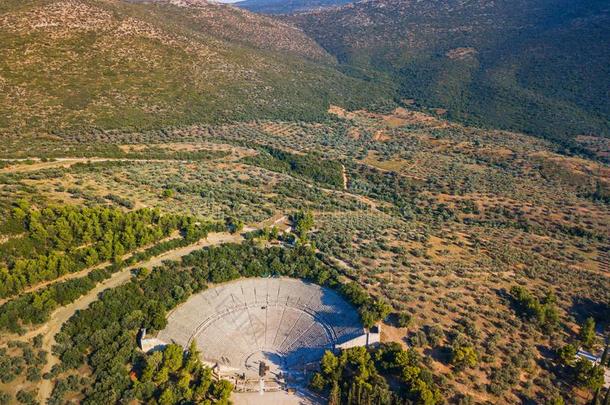 古代的圆形露天剧场关于埃皮达鲁斯在伯罗奔尼撒半岛,希腊.空气的