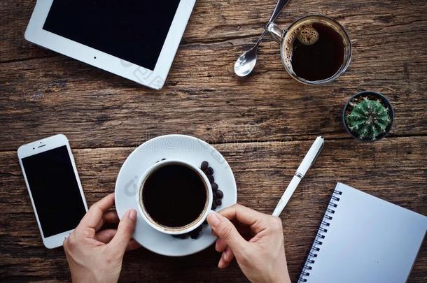 咖啡豆杯子热的和便携式电脑笔记簿笔书桌
