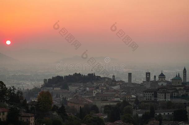 贝加莫,意大利.早晨风景在指已提到的人老的城镇从圣人般的人vigoris<strong>高额</strong>利息