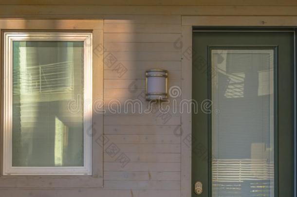 玻璃用杂色小布片拼做的绿色的门和玻璃窗关于家