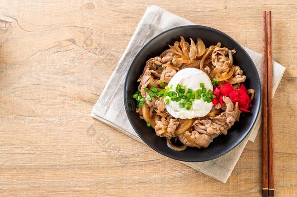 猪肉稻碗和鸡蛋(丼)-日本人食物