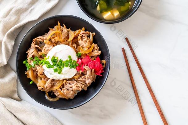 猪肉稻碗和鸡蛋(丼)-日本人食物