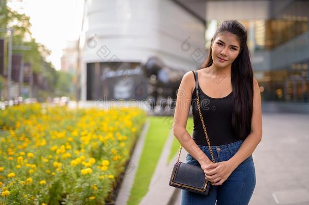 年幼的美丽的亚洲人女人扫描大约指已提到的人城市
