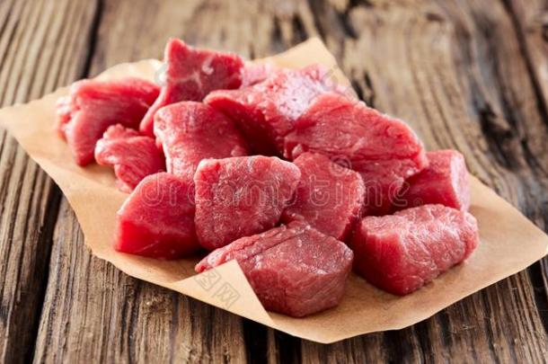 将切成小方块生的新鲜的肉为匈牙利红烩牛肉或炖