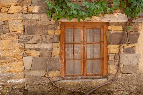 木制的窗采用石头建筑物的正面和v采用e凉亭