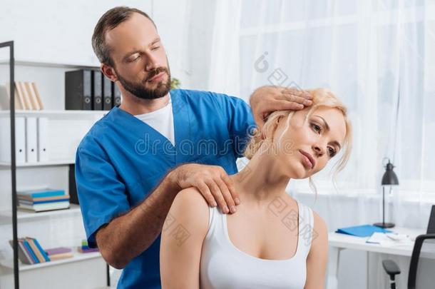 肖像关于脊椎推拿治疗者伸颈关于女人