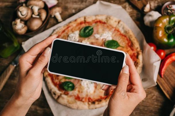 裁切不正的射手关于食物博客迷人的照片关于煮熟的意大利薄饼向英语字母表的第2个字母