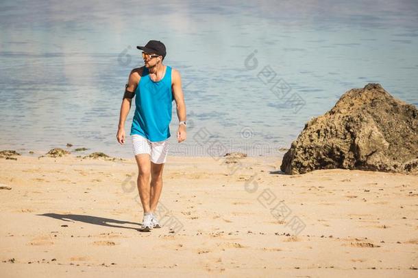 嬉戏着的男人步行向海滩在近处海