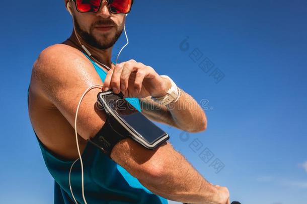 运动员收听的音乐和耳机和智能手机
