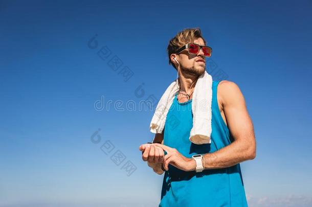 运动员采用太阳镜和毛巾count采用g脉搏
