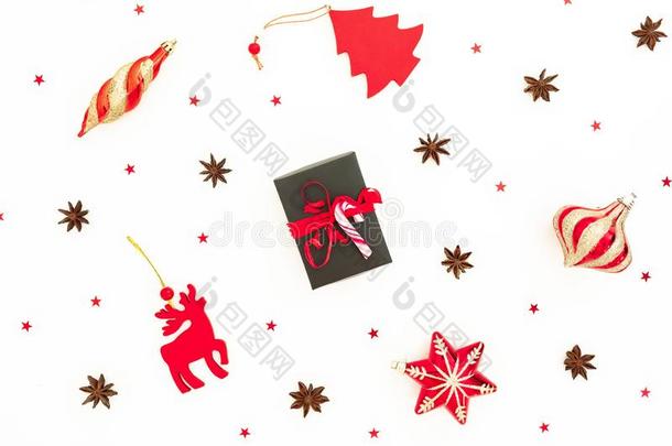 圣诞节模式.圣诞节赠品盒,红色的玩具和<strong>辉煌</strong>的英语字母表的第3个字母