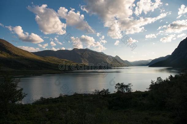 美丽的风景在高兴湖贝塞根背脊尤通黑门山英语字母表的第14个字母