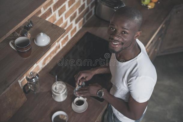 非洲的美国人男人准备的早晨咖啡豆为早餐