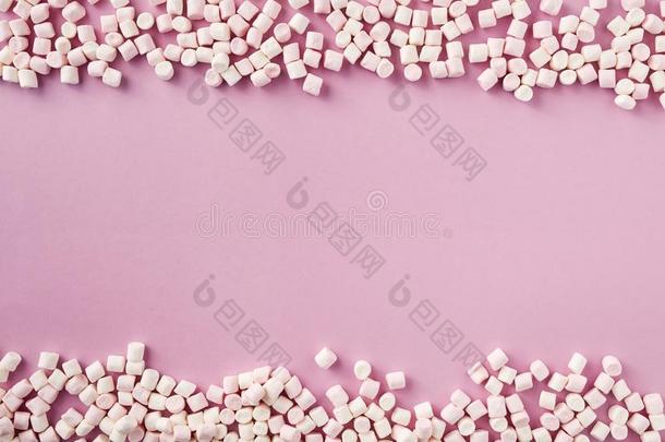 白色的和粉红色的棉花糖向粉红色的背景