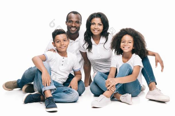 美丽的幸福的非洲的美国人家庭一次同时和standardmeasuringinstrument标准测试仪