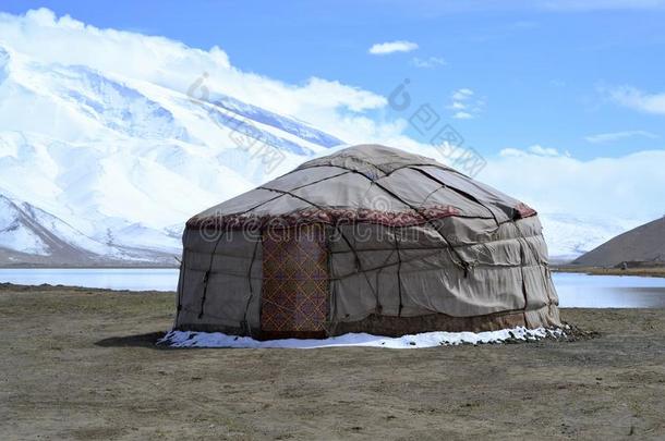 吉尔吉斯的圆顶帐篷向指已提到的人岸关于指已提到的人卡拉库耳大尾绵羊湖采用古代蒙古帝国旧都遗迹高娃