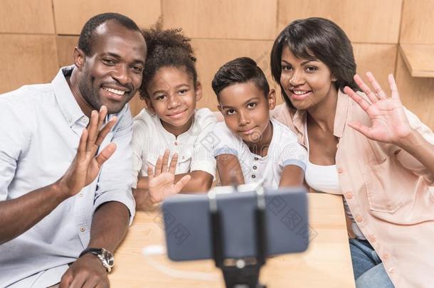 幸福的非洲的-美国人家庭迷人的自拍照