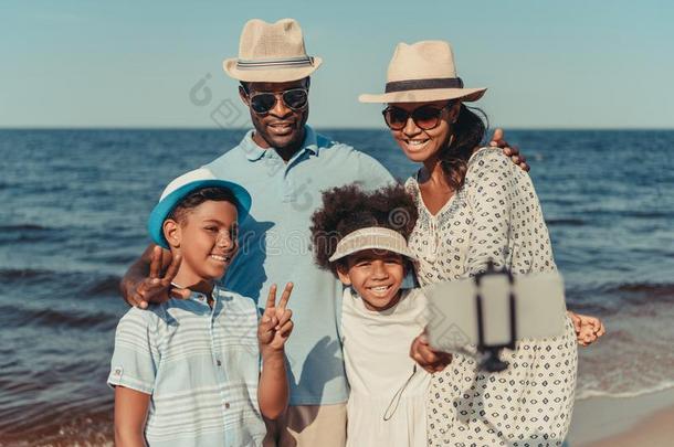 幸福的非洲的美国人家庭和两个<strong>小孩</strong>迷人的自拍照和英文字母表的第19个字母