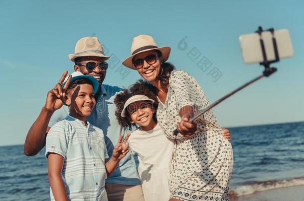 幸福的非洲的美国人家庭迷人的自拍照和智能手机