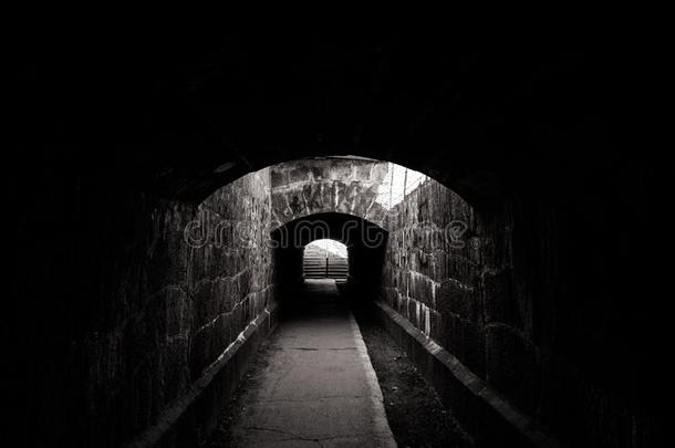 老的令人毛骨悚然的地下的石头隧道.万圣节前夕位置