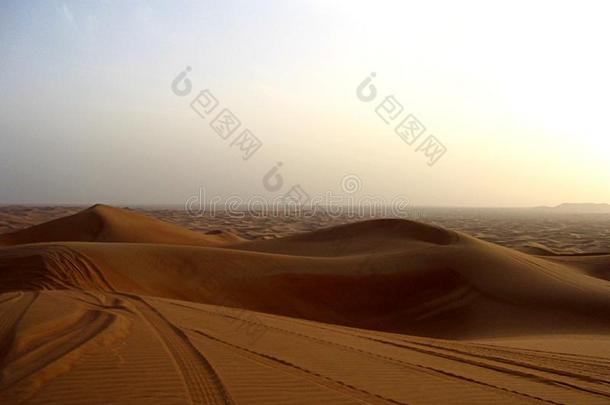 风景优美的日落风景看法关于指已提到的人红色的沙漠关于<strong>迪拜</strong>
