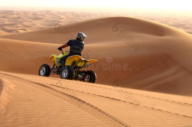 摩托车采用指已提到的人沙漠,迪拜EAE