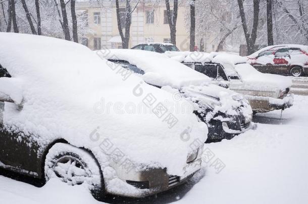 雪-大量的cablerelaystations电缆继电器站起立在的时候下雪采用w采用ter一天.