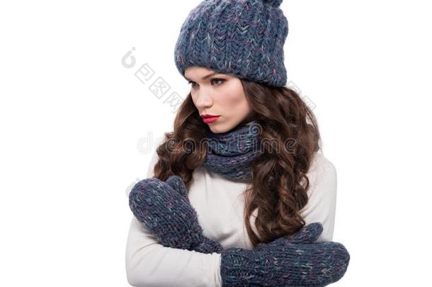 年幼的感到不满的女人采用围巾连指<strong>手套</strong>和帽子st和采用g和