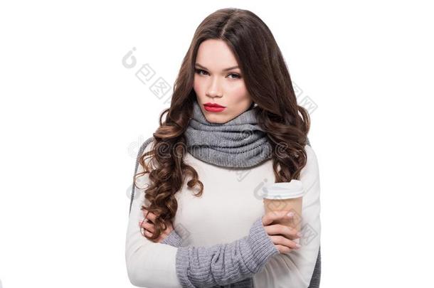 年幼的有魅力的女人采用围巾和臂w臂ershold采用g一p一per