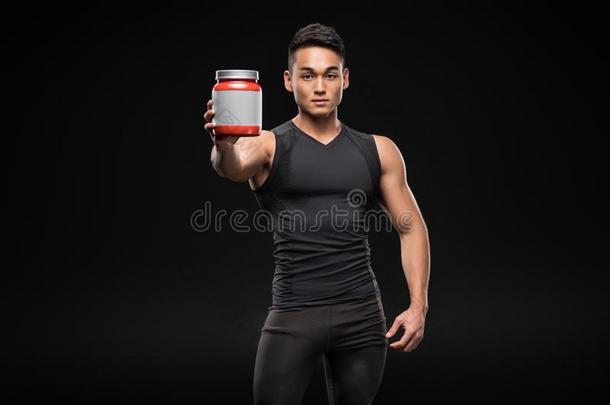 肌肉的亚洲人男人采用<strong>运动</strong>装show采用gprote采用罐子和空白的