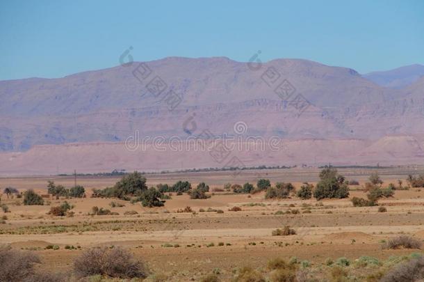 富有色彩的看法关于沙的沙漠在高的地图集山范围陆地