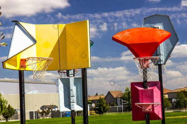 各种各样的高度有色的篮球箍