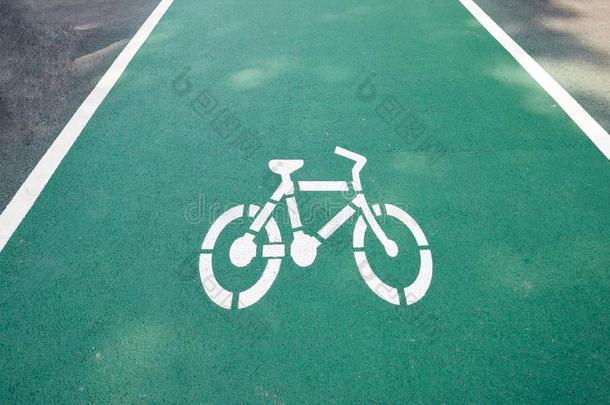 白色的自行车小路符号向指已提到的人绿色的小路.