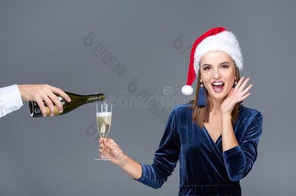 惊奇的幸福的年幼的女人佃户租种的土地玻璃关于香槟酒和史米利