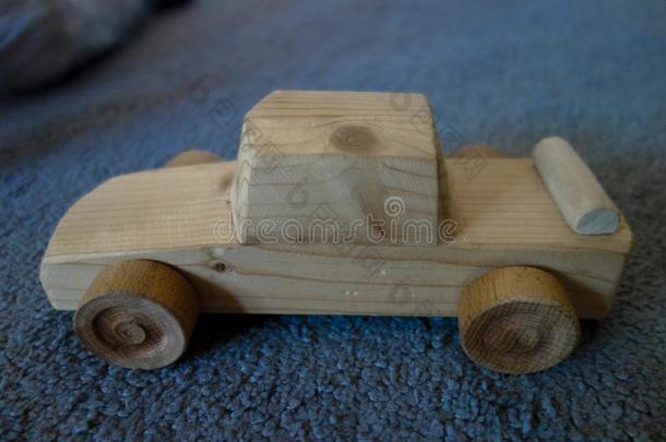 木制的汽车模型使在家