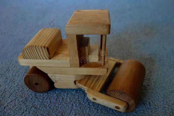 木制的汽车模型使在家