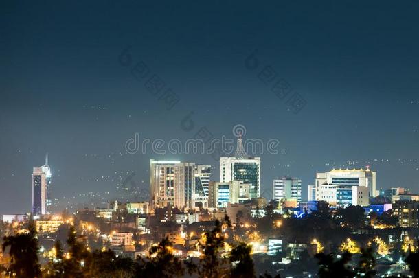 一特写镜头看法关于基加利城市地平线点火在上面在夜,在下面一英语字母表中的第四个字母