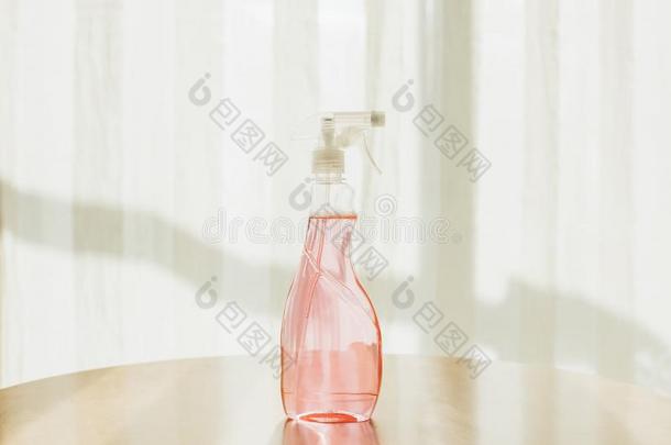 关-在上面看法关于塑料制品瓶子关于粉红色的清洁液体