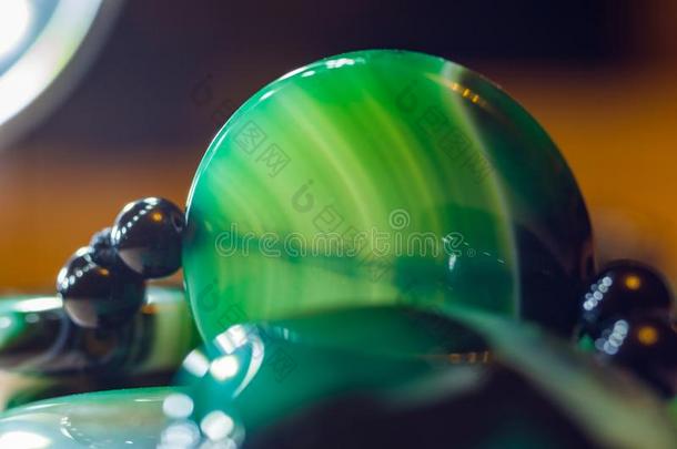 大大地磨光的小珠子关于美丽的半透明的绿色的<strong>玛瑙</strong>吉斯托