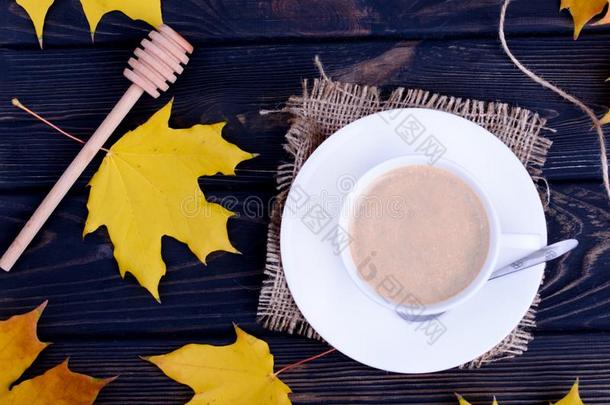 秋仍生活.落下树叶和黑暗的咖啡豆和奶采用一wickets三柱门