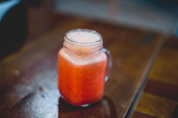 新鲜的桔子果汁采用一杯子