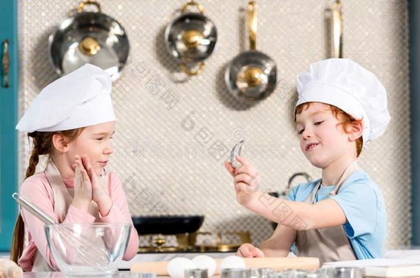 值得崇拜的孩子们采用厨师帽子和围裙cook采用g同时