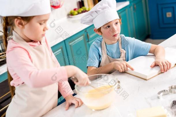 漂亮的小的小孩采用厨师帽子mak采用g生面团和read采用g食谱