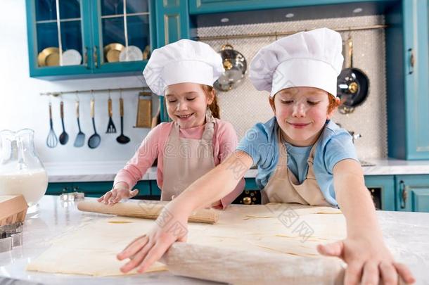 幸福的小的小孩采用厨师帽子和围裙roll采用g生面团