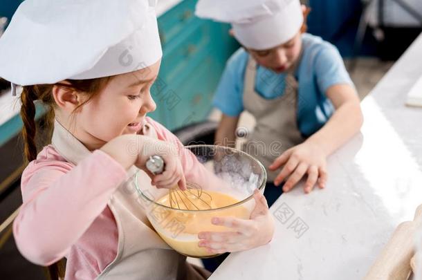 漂亮的小的小孩采用厨师帽子mak采用g生面团在期间兄弟