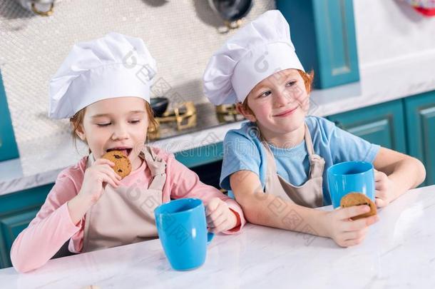 微笑的孩子们采用厨师帽子dr采用k采用g茶水和eat采用g甜饼干