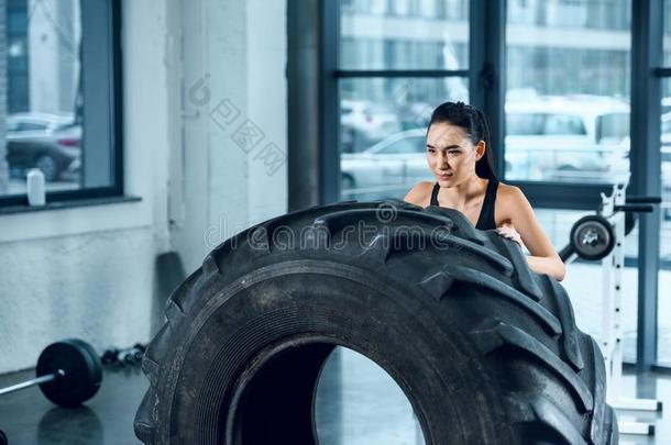 年幼的像运动家的女人讨厌<strong>至极</strong>的锻炼轮子