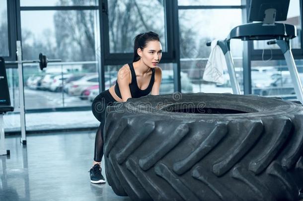 有魅力的像运动家的女人讨厌<strong>至极</strong>的锻炼轮子