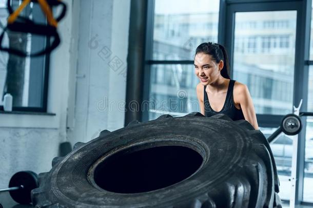 年幼的强的女人讨厌<strong>至极</strong>的锻炼轮子