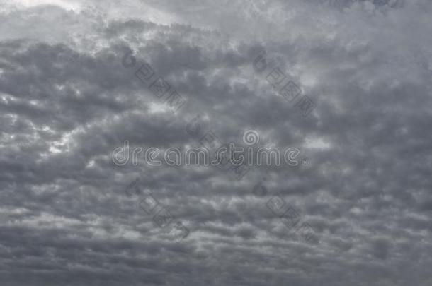 背景关于灰色多云的天底部看法,模式